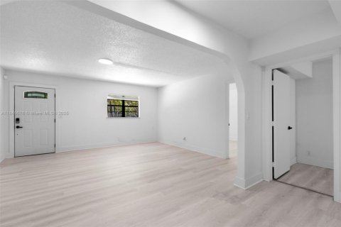 House in North Miami Beach, Florida 3 bedrooms, 126.35 sq.m. № 1842480 - photo 13