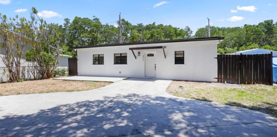 House in North Miami Beach, Florida 3 bedrooms, 126.35 sq.m. № 1842480