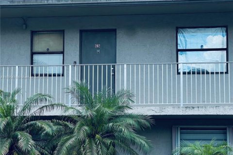 Condo in Miami, Florida, 2 bedrooms  № 1797518 - photo 2