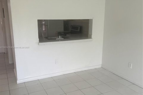 Condo in Miami, Florida, 2 bedrooms  № 1797518 - photo 3