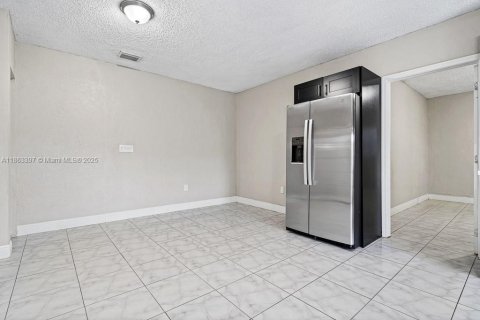Villa ou maison à louer à Miami, Floride: 2 chambres, 109.16 m2 № 1889840 - photo 13