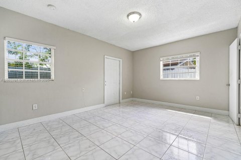 Villa ou maison à louer à Miami, Floride: 2 chambres, 109.16 m2 № 1889840 - photo 28