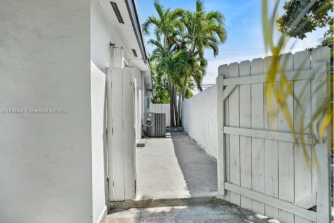 Villa ou maison à louer à Miami, Floride: 2 chambres, 109.16 m2 № 1889840 - photo 16