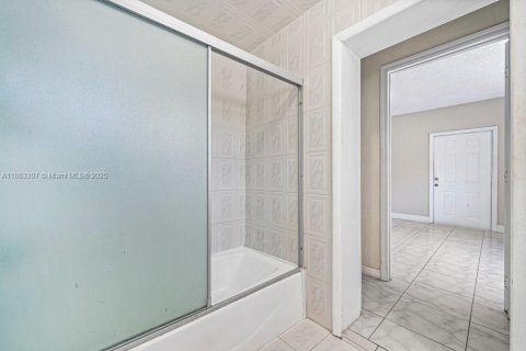 Villa ou maison à louer à Miami, Floride: 2 chambres, 109.16 m2 № 1889840 - photo 24