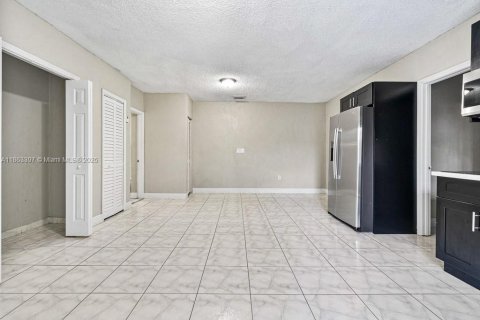 Villa ou maison à louer à Miami, Floride: 2 chambres, 109.16 m2 № 1889840 - photo 8