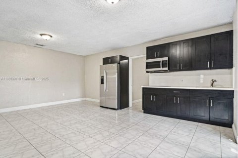 Villa ou maison à louer à Miami, Floride: 2 chambres, 109.16 m2 № 1889840 - photo 11