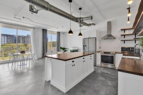 Condo in Miami, Florida, 2 bedrooms  № 1748656 - photo 1