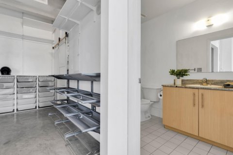 Condo in Miami, Florida, 2 bedrooms  № 1748656 - photo 17