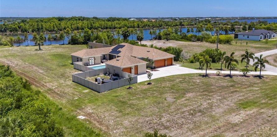 Villa ou maison à Ruskin, Floride 4 chambres, 354.24 m2 № 2150986