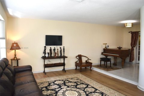 Casa en venta en Hollywood, Florida, 3 dormitorios, 180.23 m2 № 1991164 - foto 4