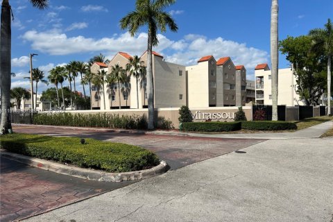 Condo in Hialeah, Florida, 2 bedrooms  № 1994589 - photo 1
