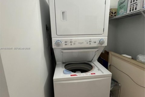 Condo in Hialeah, Florida, 2 bedrooms  № 1994589 - photo 9