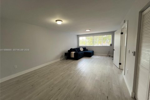 Condo in Hialeah, Florida, 2 bedrooms  № 1994589 - photo 4