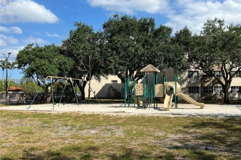 Condo in Hialeah, Florida, 2 bedrooms  № 1994589 - photo 11