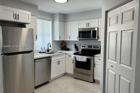 Condo in Hialeah, Florida, 2 bedrooms  № 1994589 - photo 2