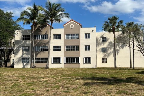 Condo in Hialeah, Florida, 2 bedrooms  № 1994589 - photo 10