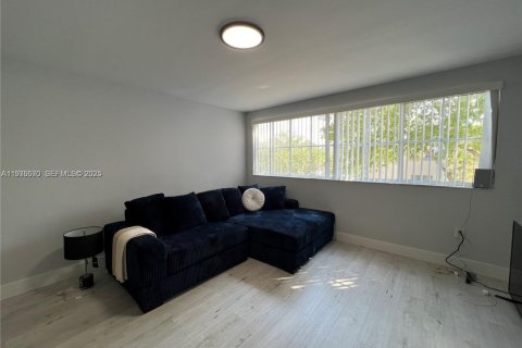 Condo in Hialeah, Florida, 2 bedrooms  № 1994589 - photo 3