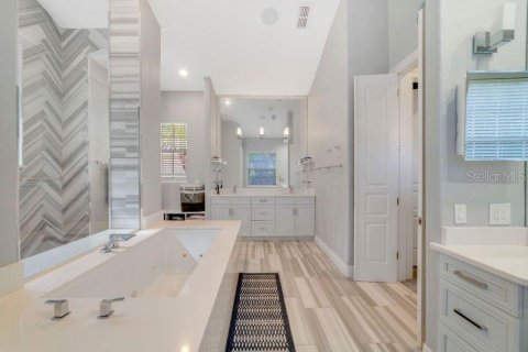 House in Orlando, Florida 6 bedrooms, 397.25 sq.m. № 1898919 - photo 13