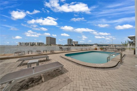 Condo in Miami Beach, Florida, 1 bedroom № 1998532 - photo 15