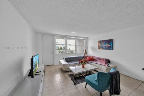 Condo in Miami Beach, Florida, 1 bedroom № 1998532 - photo 4