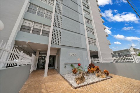 Condo in Miami Beach, Florida, 1 bedroom № 1998532 - photo 12