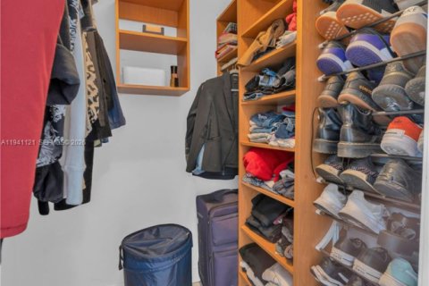 Condo in Miami Beach, Florida, 1 bedroom № 1998532 - photo 10