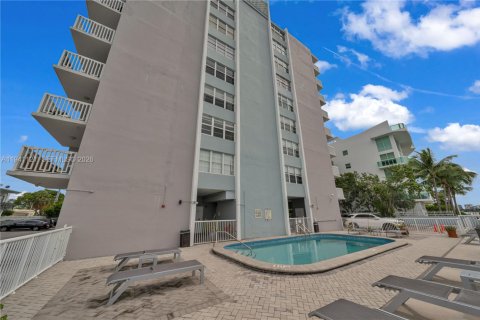 Condo in Miami Beach, Florida, 1 bedroom № 1998532 - photo 16