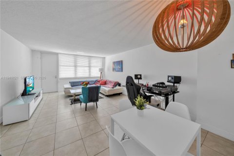 Condo in Miami Beach, Florida, 1 bedroom № 1998532 - photo 5