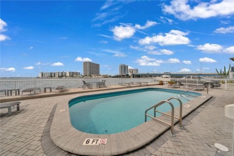 Condo in Miami Beach, Florida, 1 bedroom № 1998532 - photo 14