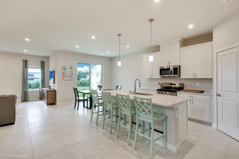 House in Sebastian, Florida 4 bedrooms, 217.76 sq.m. № 2247590 - photo 8
