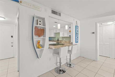 Copropriété à vendre à Redington Shores, Floride: 1 chambre, 98.48 m2 № 2431854 - photo 11