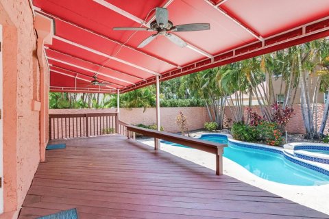 House in Tampa, Florida 3 bedrooms, 162.39 sq.m. № 1765952 - photo 2