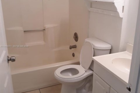 House in Lake Worth, Florida 3 bedrooms, 87.51 sq.m. № 2052147 - photo 10