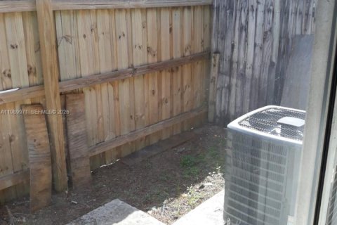 House in Lake Worth, Florida 3 bedrooms, 87.51 sq.m. № 2052147 - photo 2