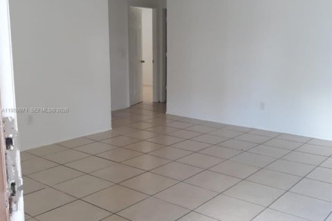 House in Lake Worth, Florida 3 bedrooms, 87.51 sq.m. № 2052147 - photo 12