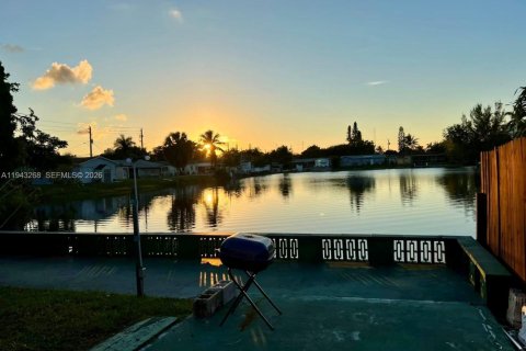 House in Hallandale Beach, Florida 3 bedrooms, 238.67 sq.m. № 1999622 - photo 13