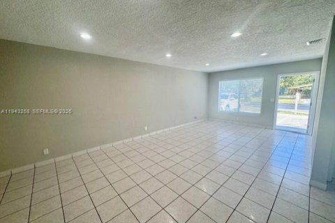 House in Hallandale Beach, Florida 3 bedrooms, 238.67 sq.m. № 1999622 - photo 2