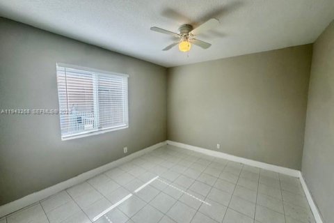 House in Hallandale Beach, Florida 3 bedrooms, 238.67 sq.m. № 1999622 - photo 5