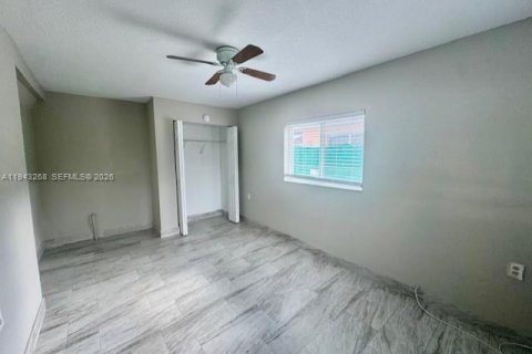 House in Hallandale Beach, Florida 3 bedrooms, 238.67 sq.m. № 1999622 - photo 7