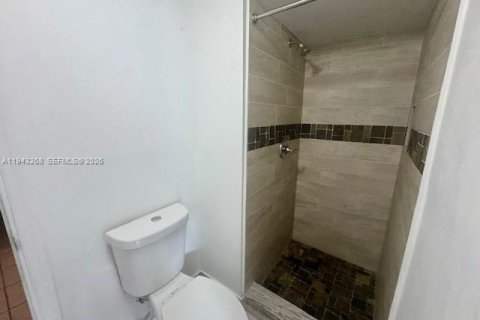 House in Hallandale Beach, Florida 3 bedrooms, 238.67 sq.m. № 1999622 - photo 8