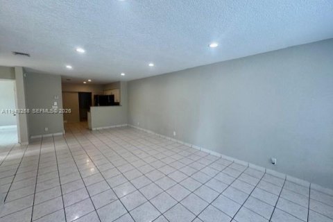 House in Hallandale Beach, Florida 3 bedrooms, 238.67 sq.m. № 1999622 - photo 4