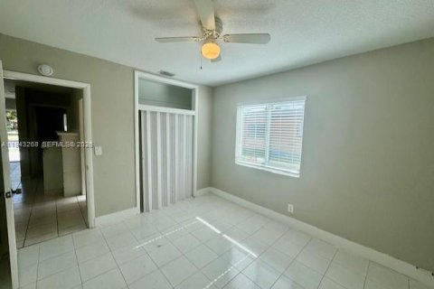 House in Hallandale Beach, Florida 3 bedrooms, 238.67 sq.m. № 1999622 - photo 6