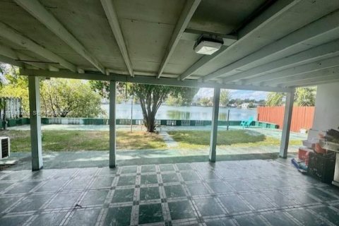 House in Hallandale Beach, Florida 3 bedrooms, 238.67 sq.m. № 1999622 - photo 12