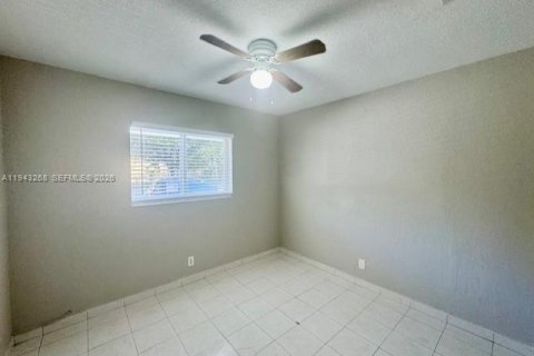 House in Hallandale Beach, Florida 3 bedrooms, 238.67 sq.m. № 1999622 - photo 10