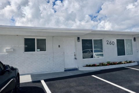 House in Hallandale Beach, Florida 3 bedrooms, 238.67 sq.m. № 1999622 - photo 3