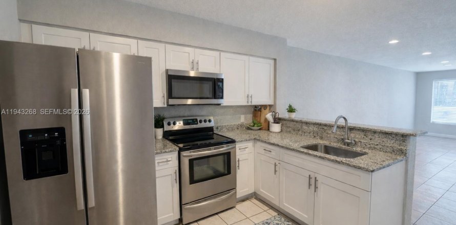 House in Hallandale Beach, Florida 3 bedrooms, 238.67 sq.m. № 1999622
