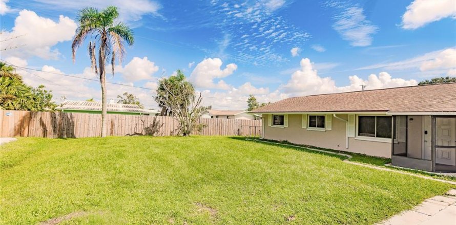 House in Englewood, Florida 3 bedrooms, 119.1 sq.m. № 1855982