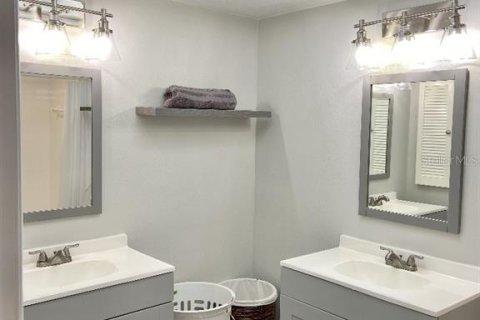 Condo in New Port Richey, Florida, 2 bedrooms  № 1855433 - photo 10