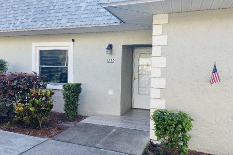 Condo in New Port Richey, Florida, 2 bedrooms  № 1855433 - photo 1