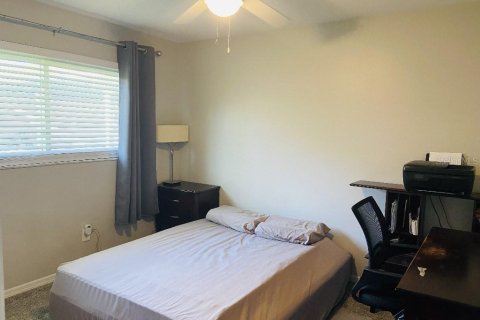 Condo in New Port Richey, Florida, 2 bedrooms  № 1855433 - photo 16